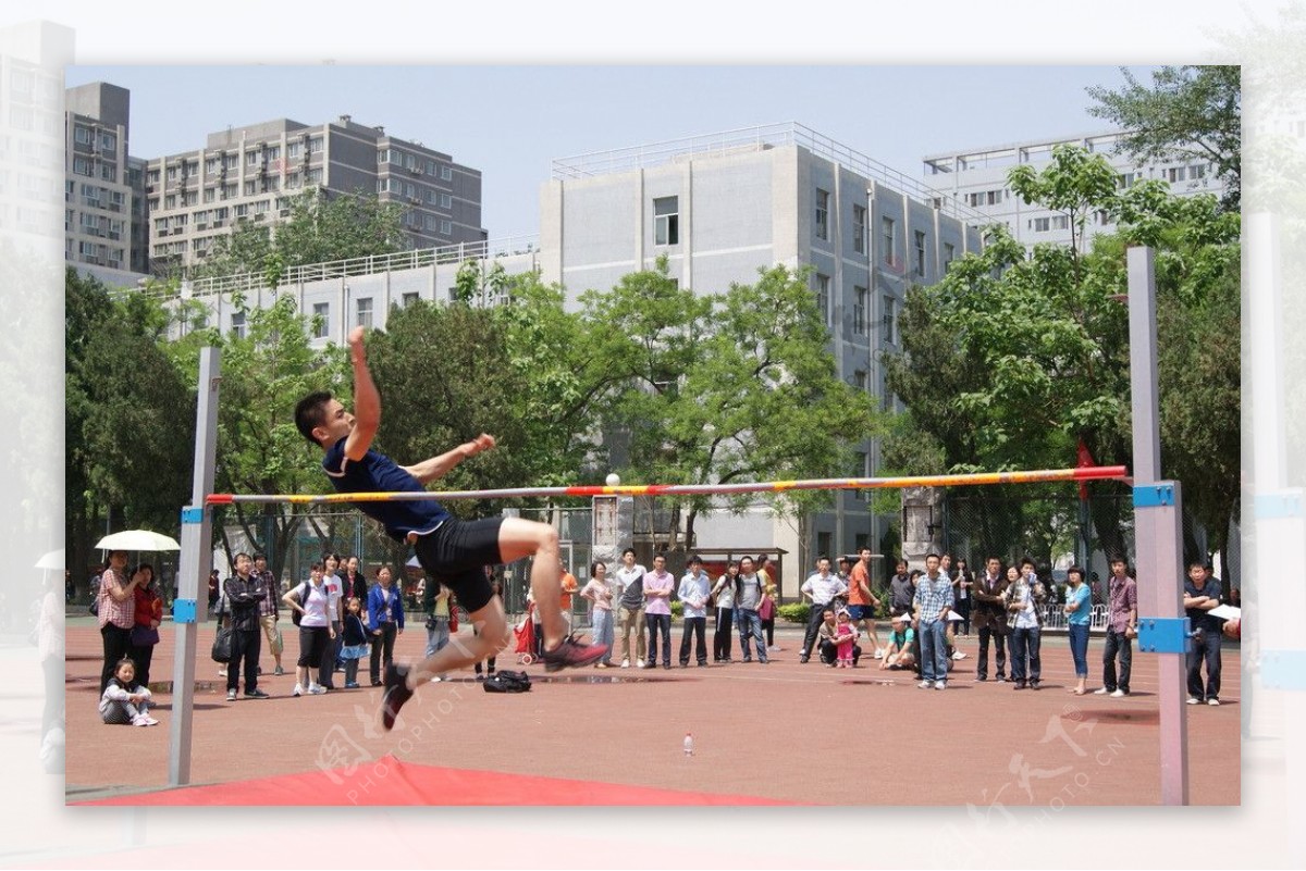 背越式跳高起跳瞬间图片