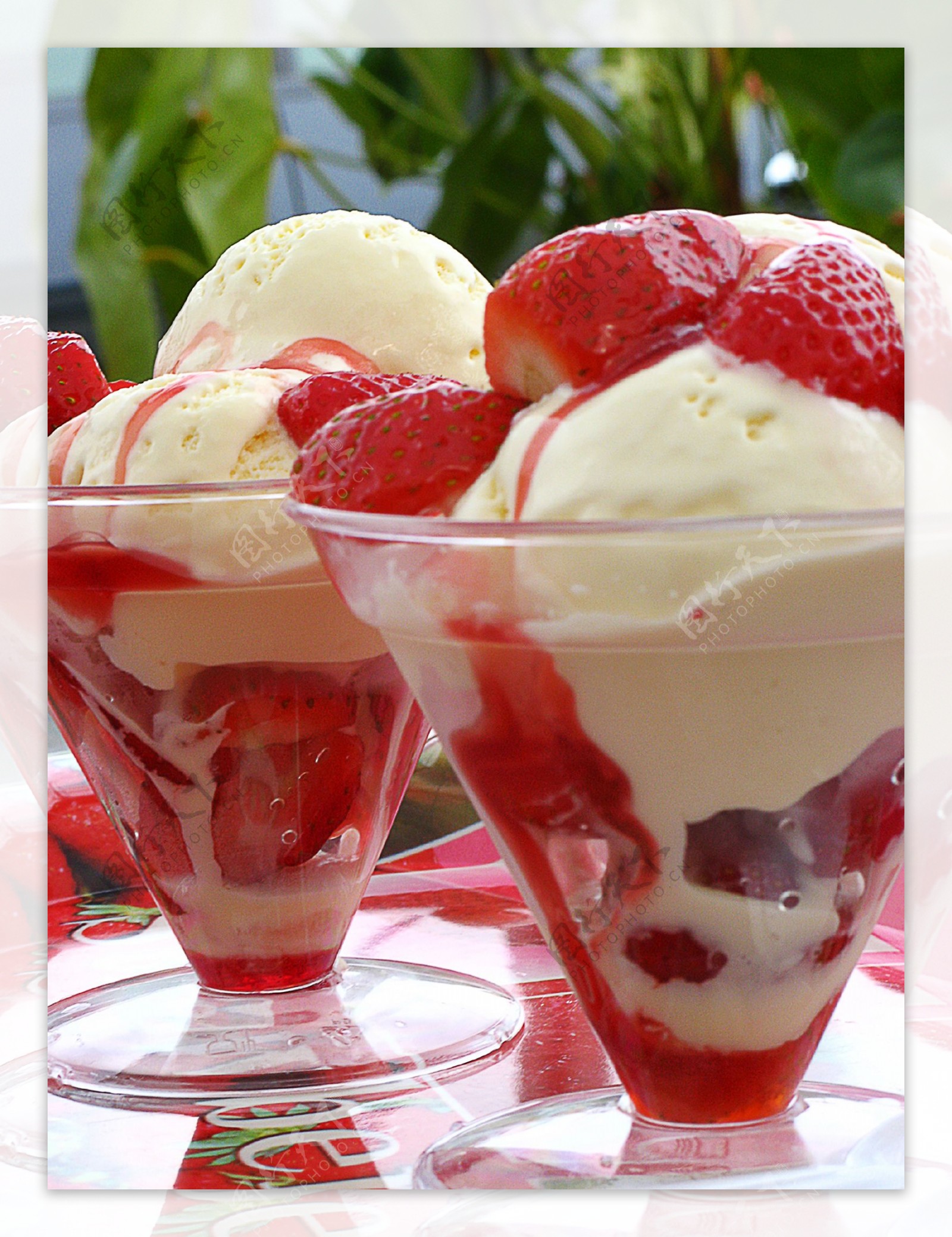 甜品草莓冰淇淋图片