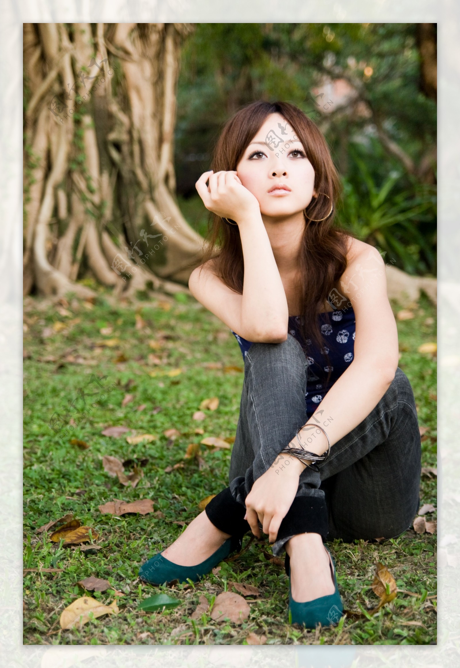 台湾网络人气美女果子MM蓝色蜡染吊带图片