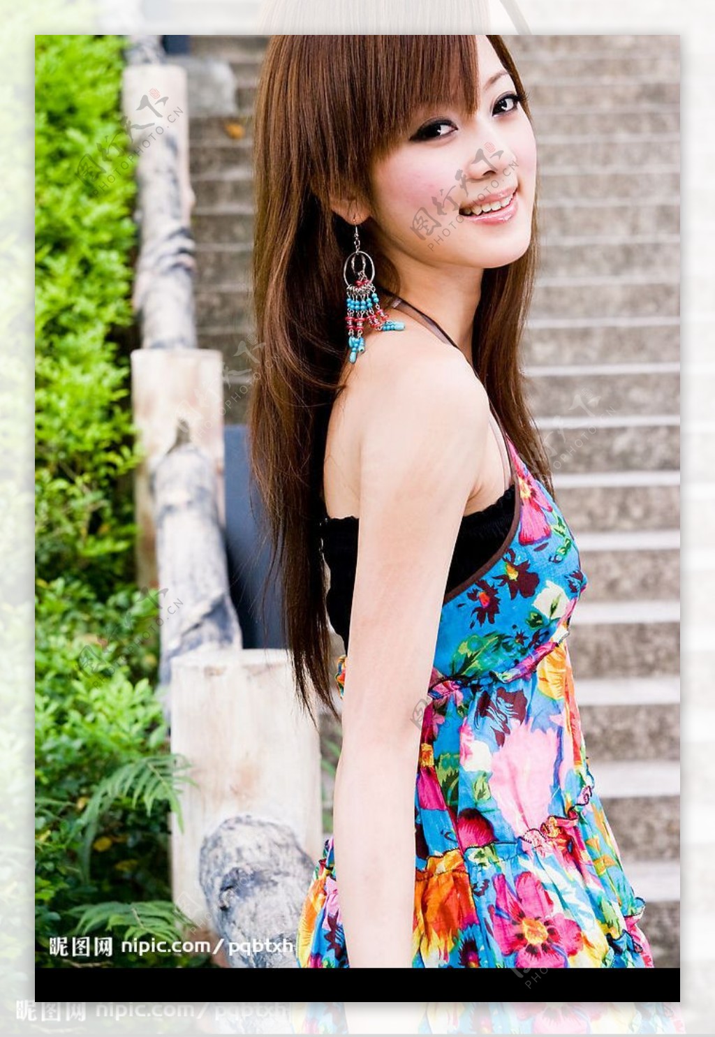 台湾网络超人气美女果子MM吊带花裙图片