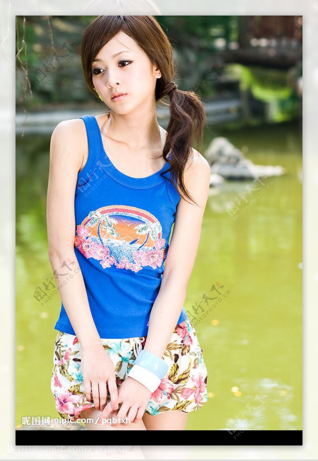 台湾网络超人气美女果子MM蓝色T恤图片