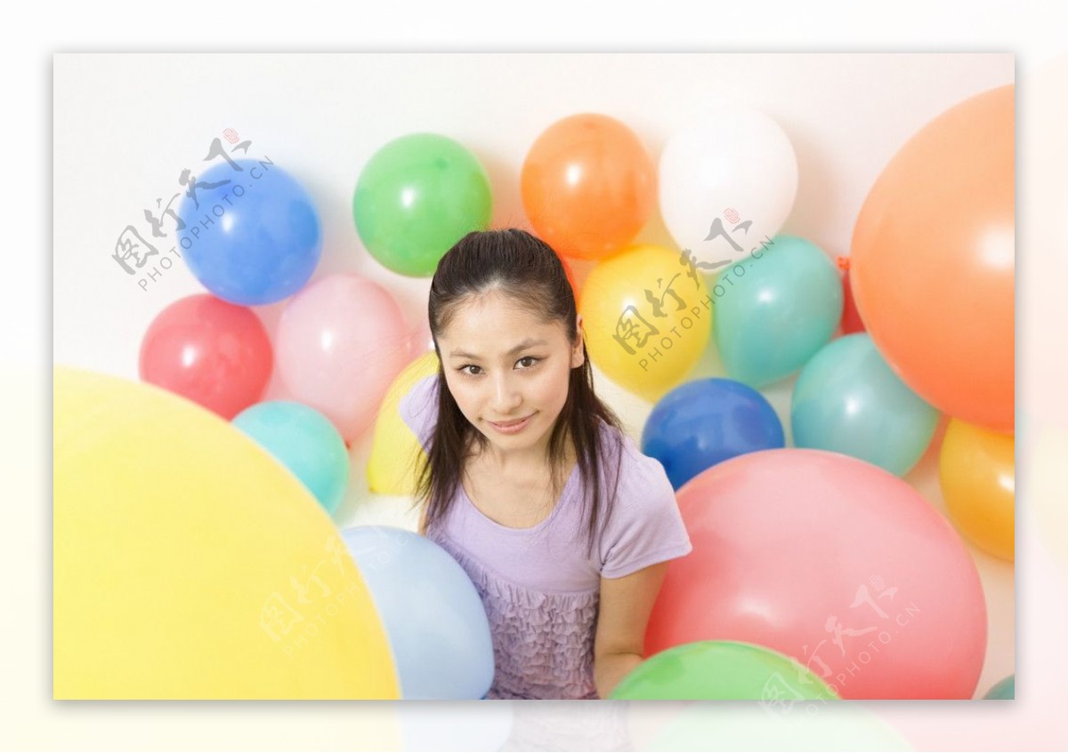 彩色气球中的快乐女大学生图片