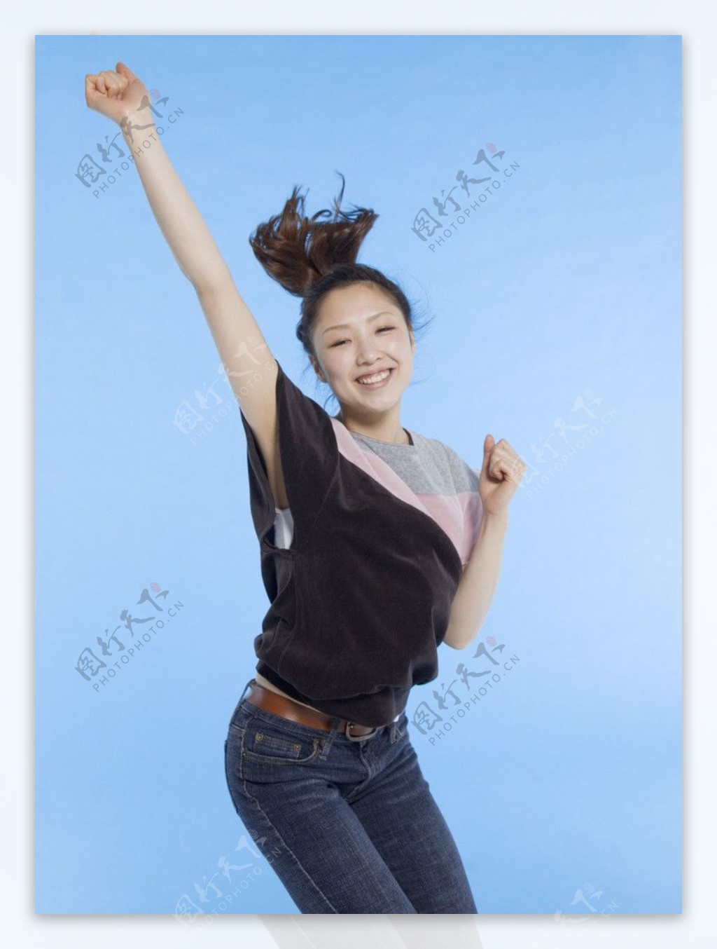 跳跃的女大学生图片