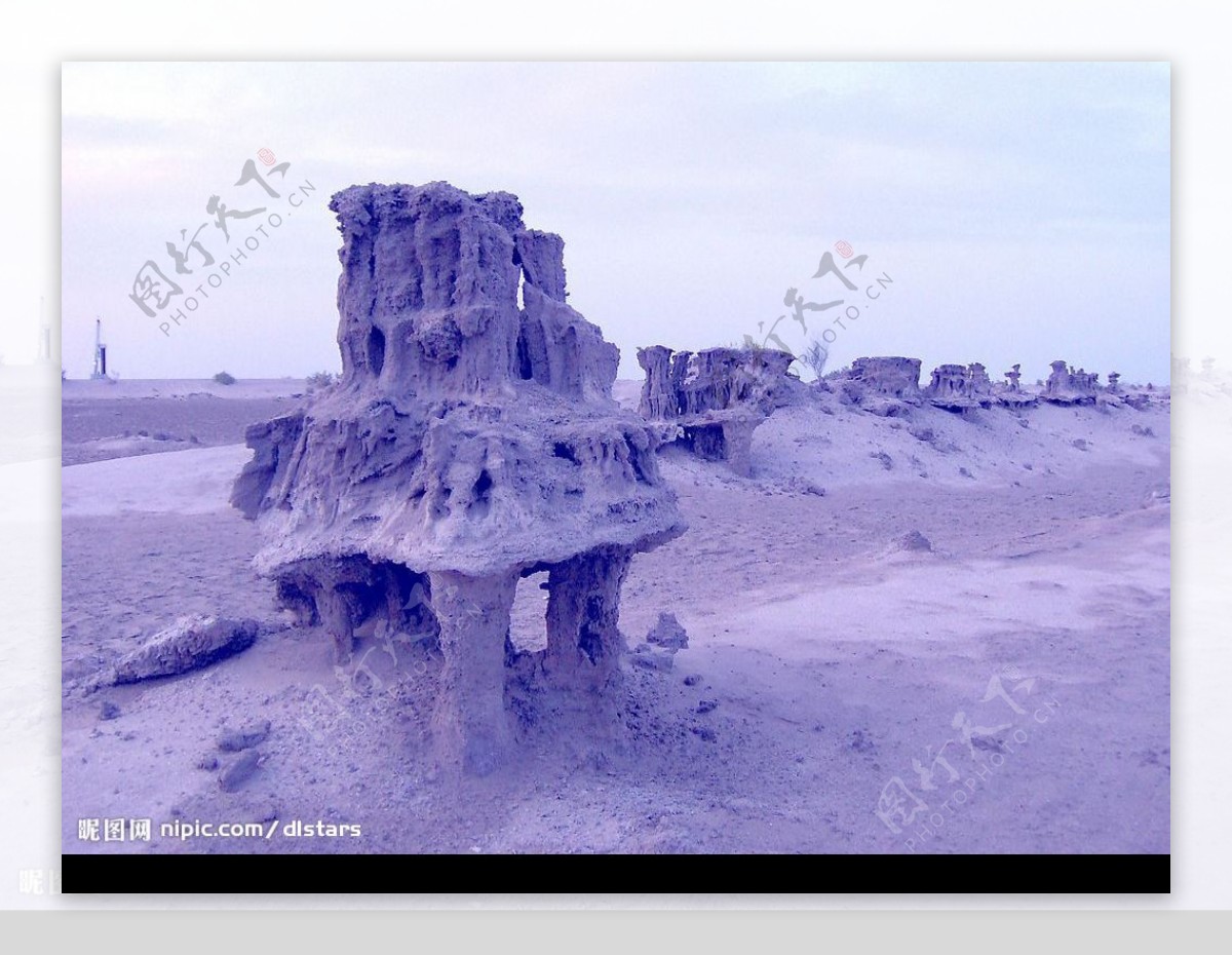 戈壁井架荒漠图片