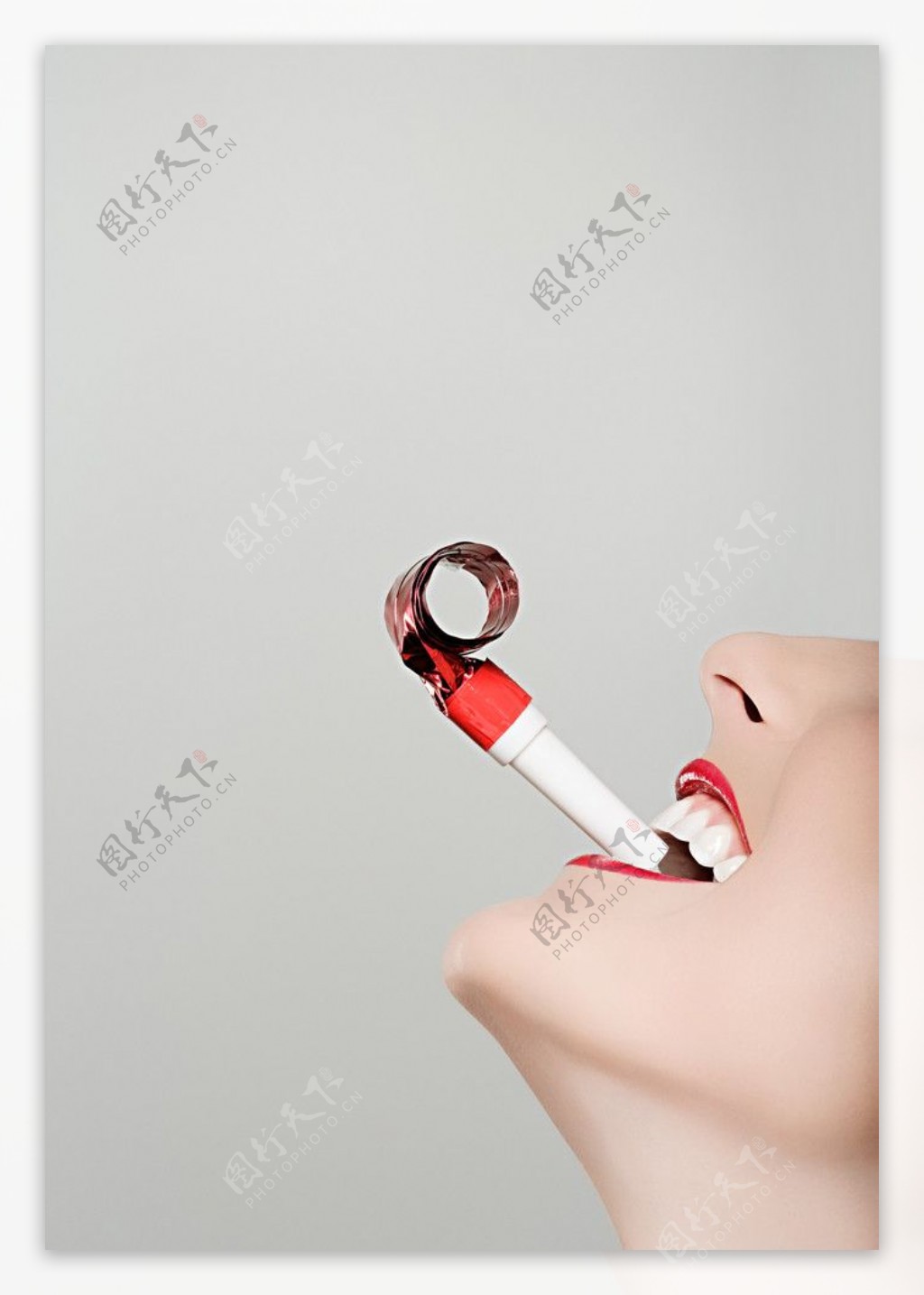 假装抽烟的美女图片