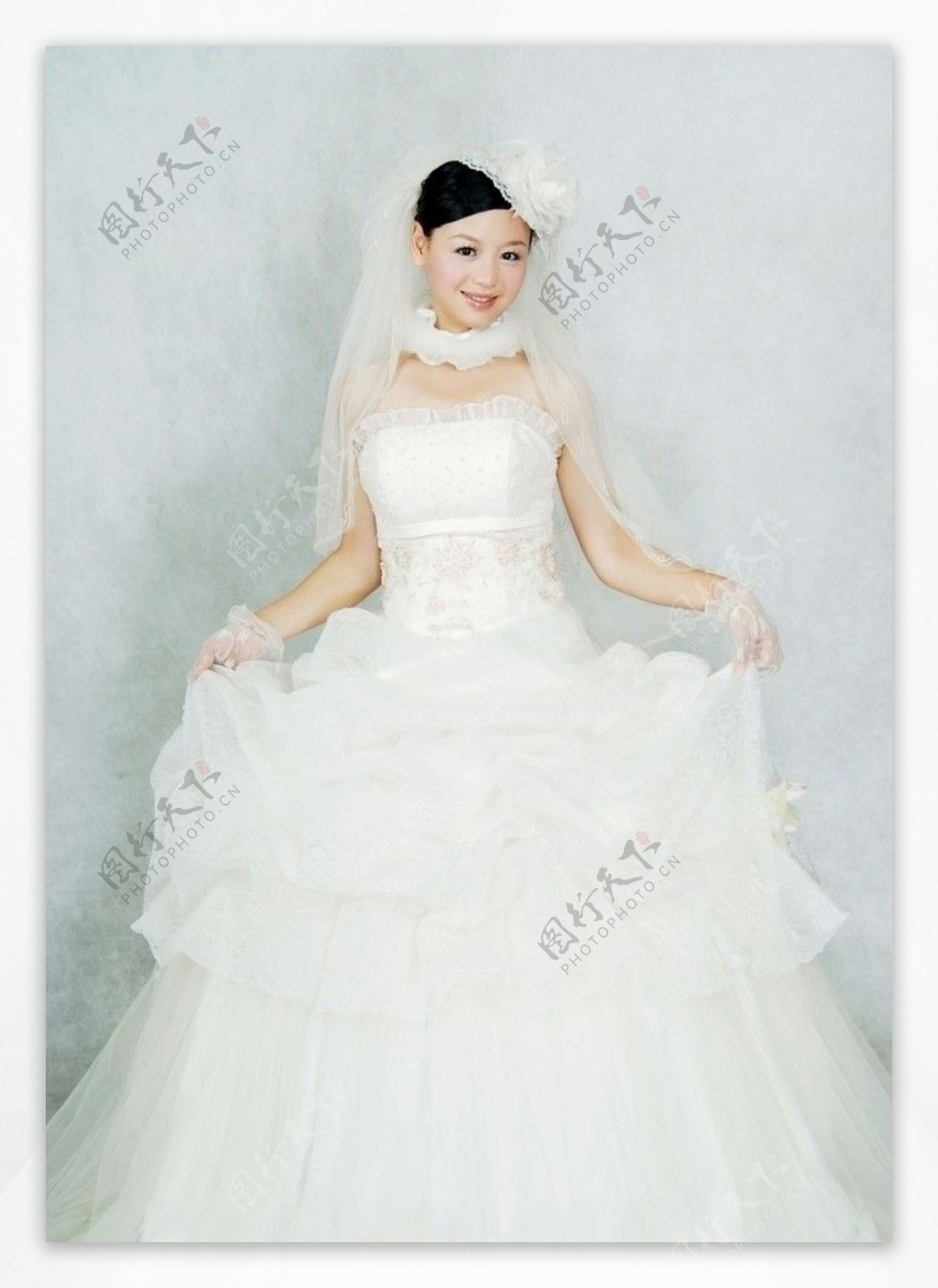 手提裙的新娘子图片