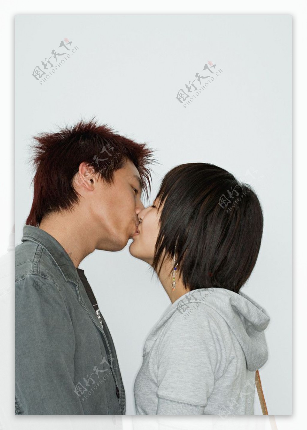 亲吻情侣图片