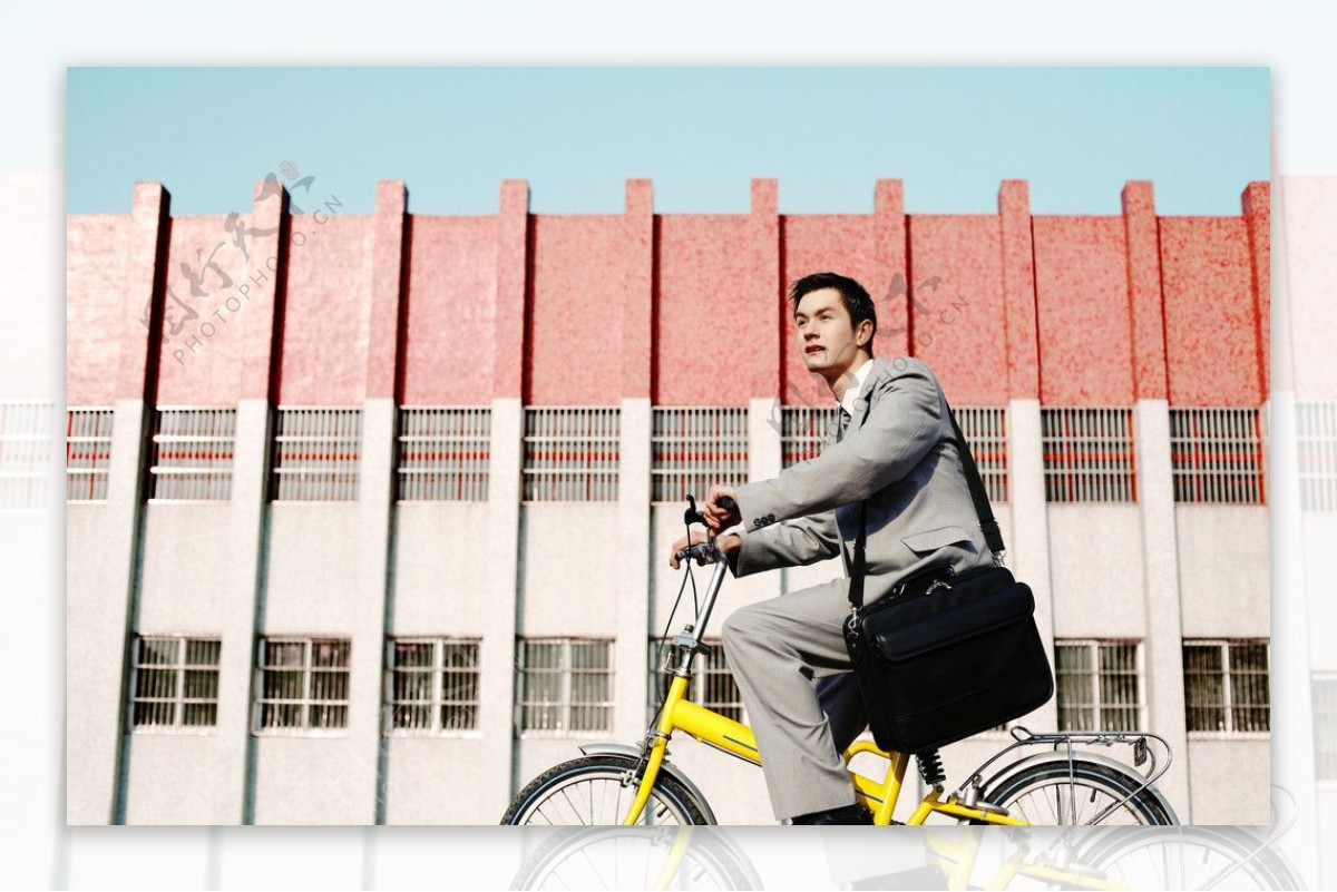 骑自行车的商务人物图片