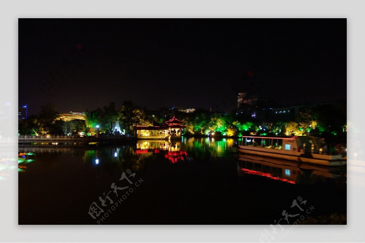 桂林市榕湖夜景中的龙船图片