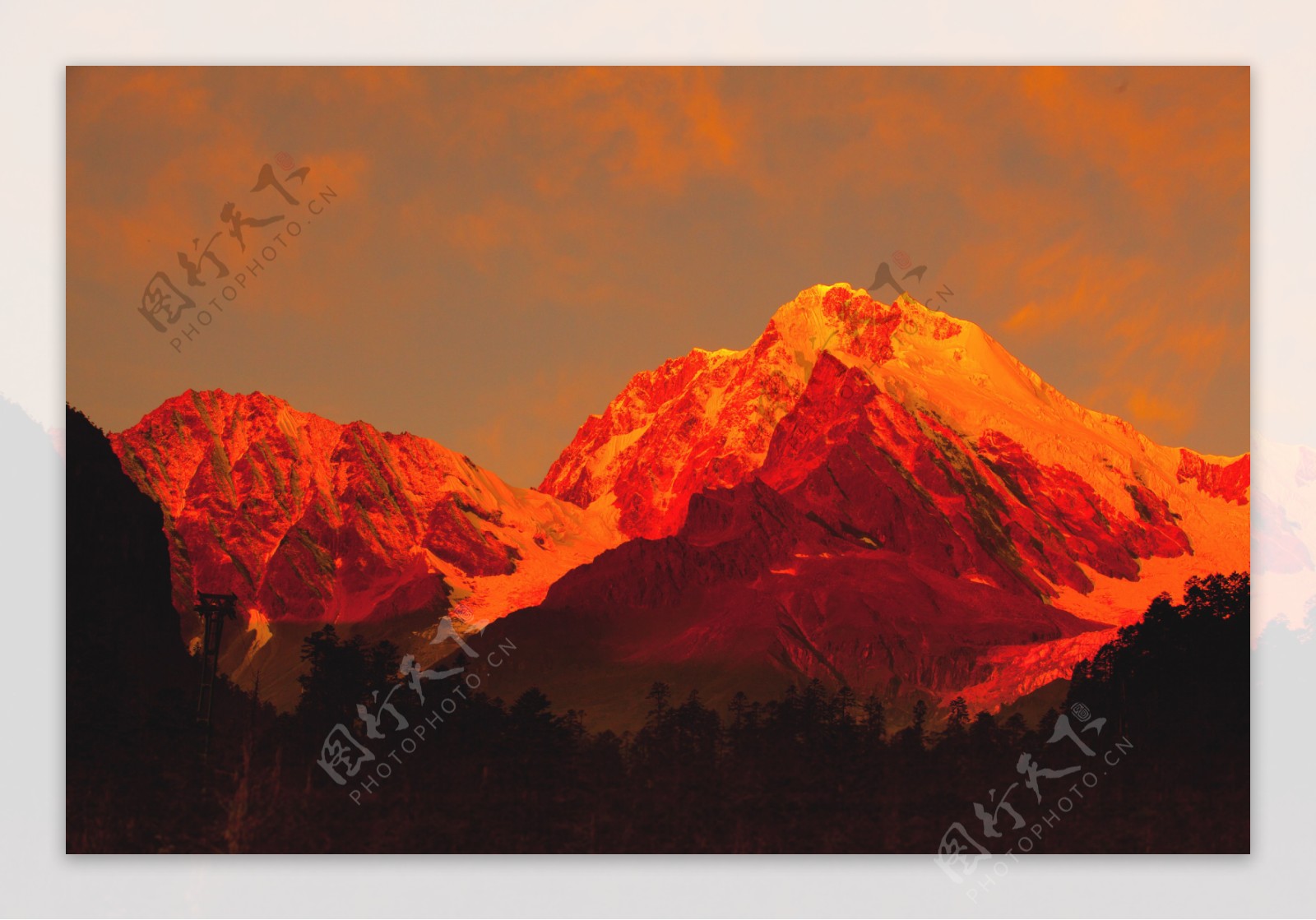 雪山上升起红太阳图片