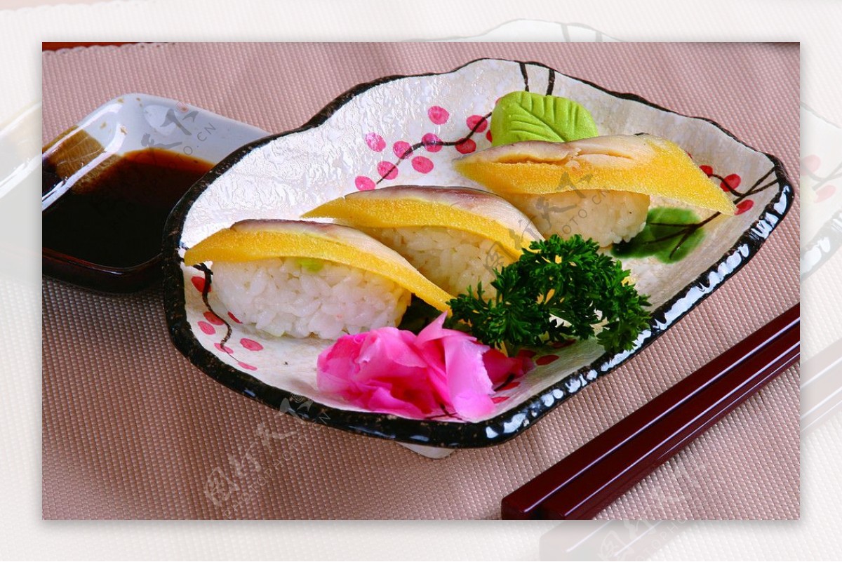 日本生鱼片金黄鱼籽寿司图片