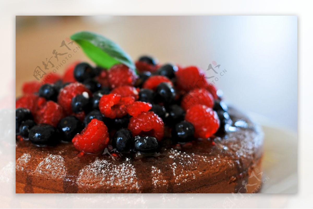 树莓桑葚蛋糕图片