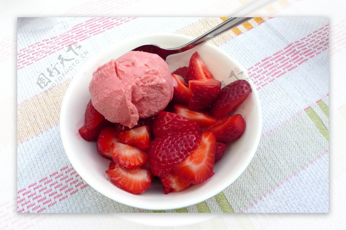 红草莓雪糕图片