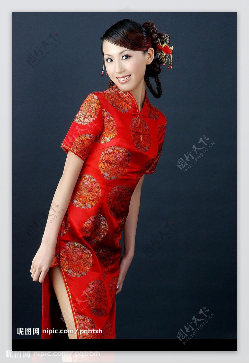 红色旗袍裙搭配黑色高跟鞋性感迷人彰显女性魅力-搜狐大视野-搜狐新闻