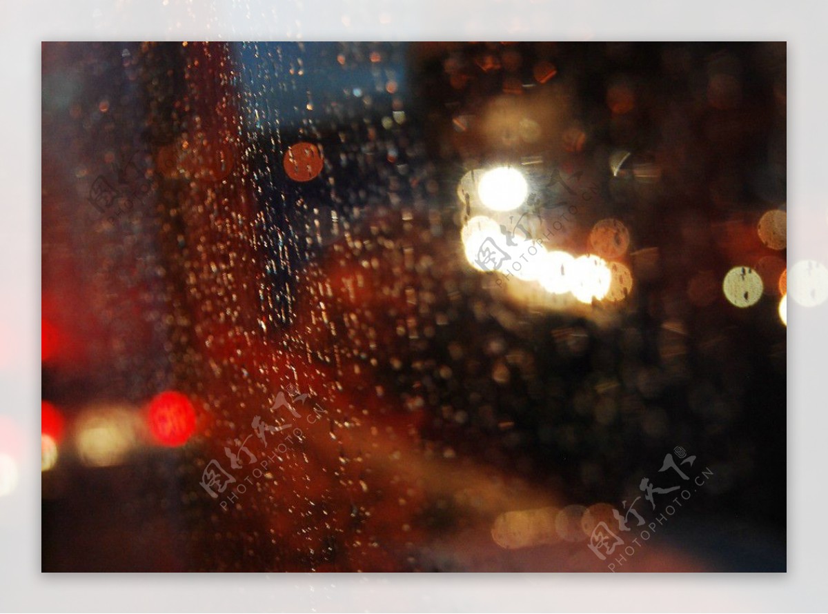 雨后玻璃上的水滴图片