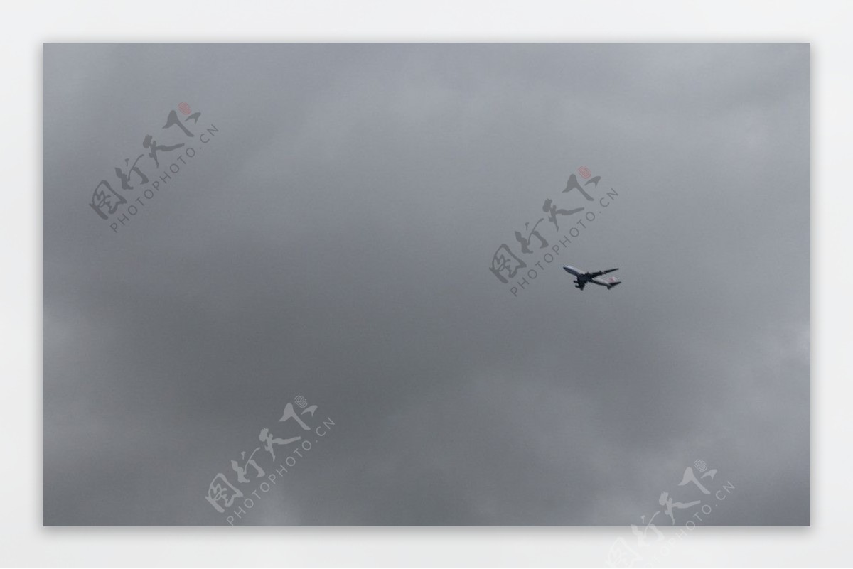 云雾中的飞机图片