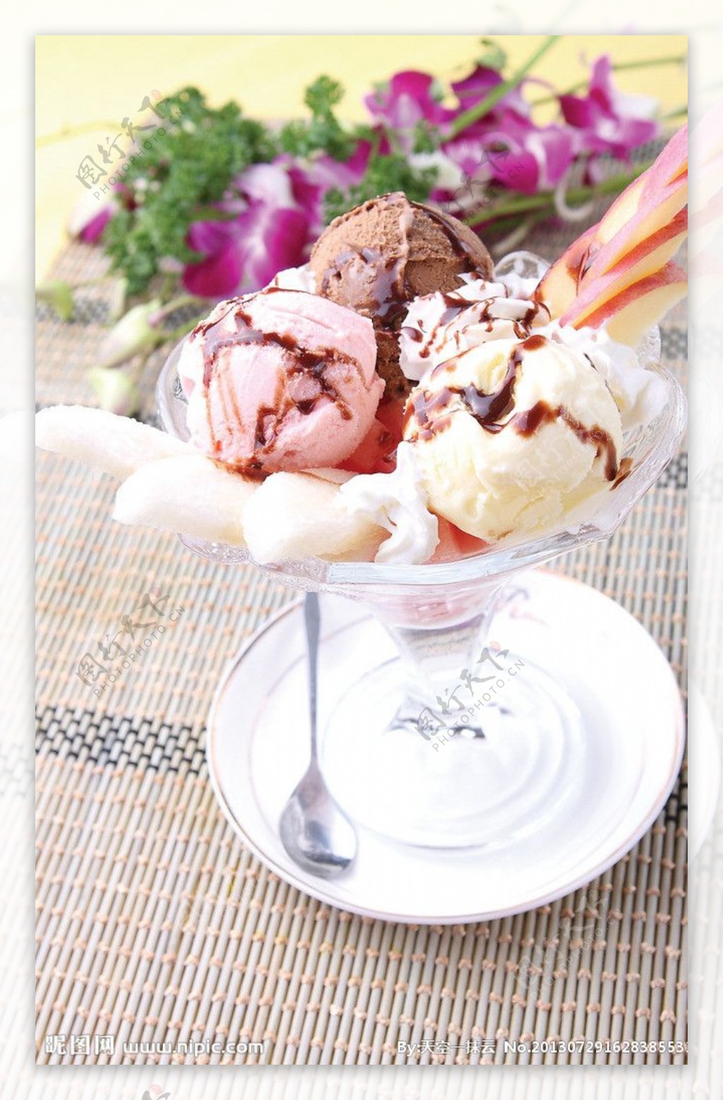 三色冰淇淋图片