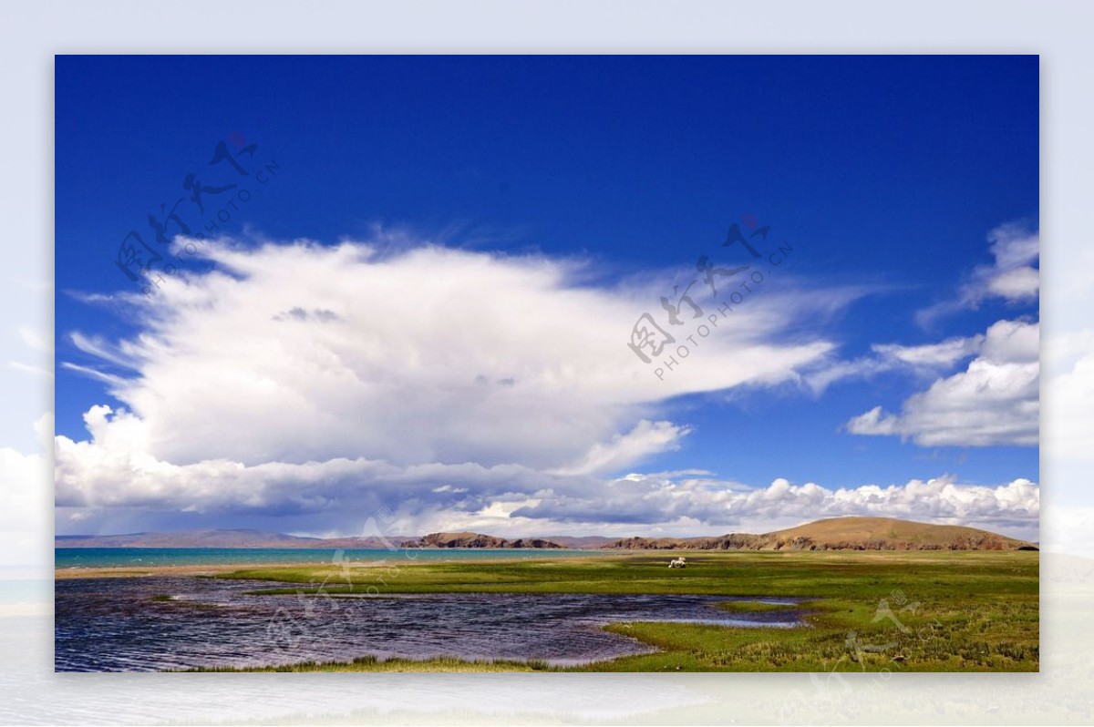 蓝天白云草原湿地湖水图片