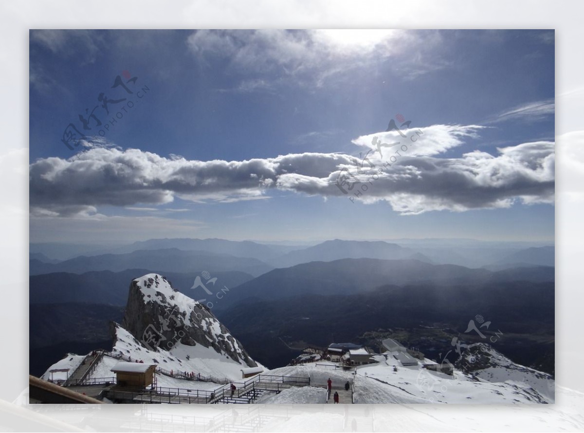 雪山云海图片