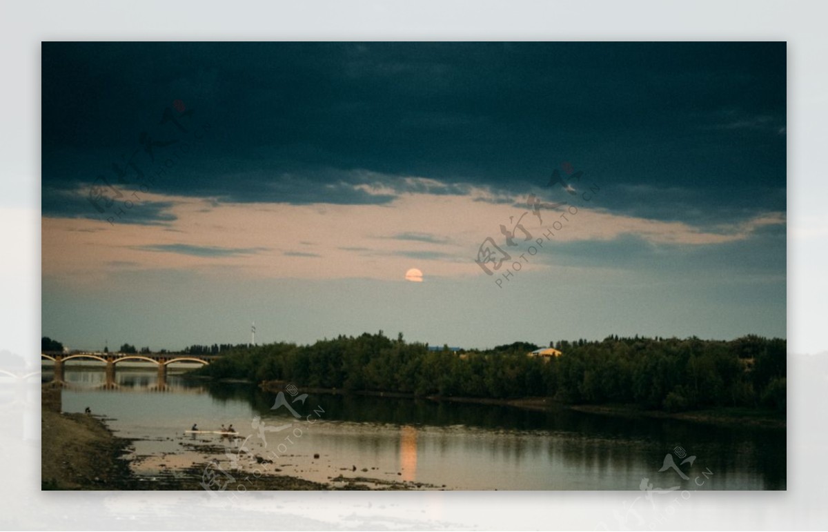 额尔齐斯河落日图片
