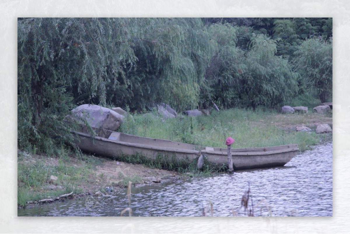 湖边小船图片