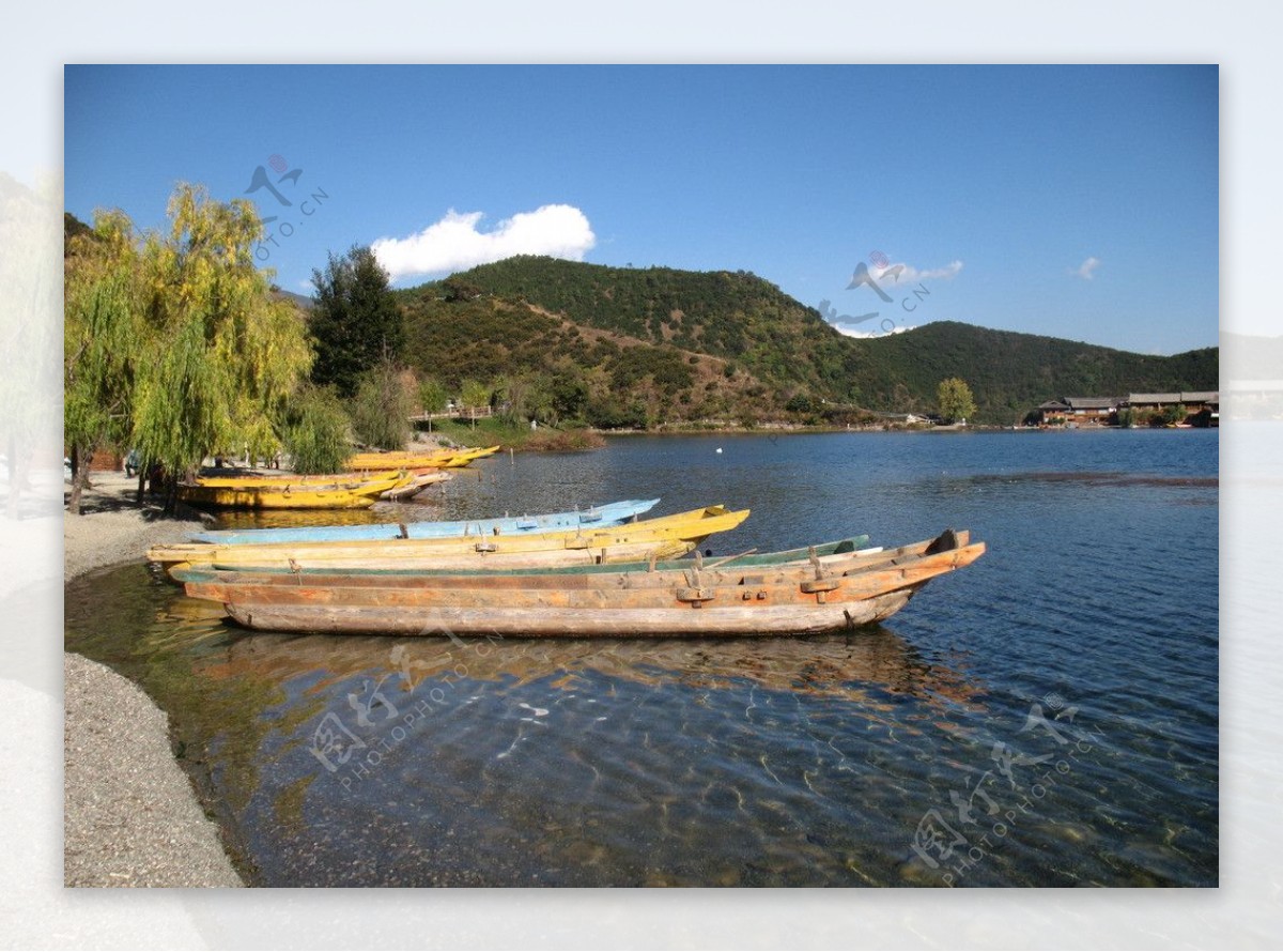 丽江泸沽湖小船图片