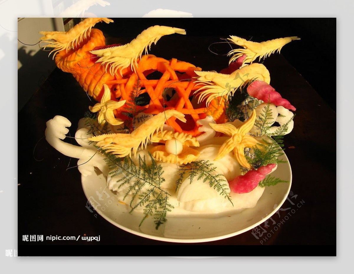 食品雕刻之群虾戏游图片