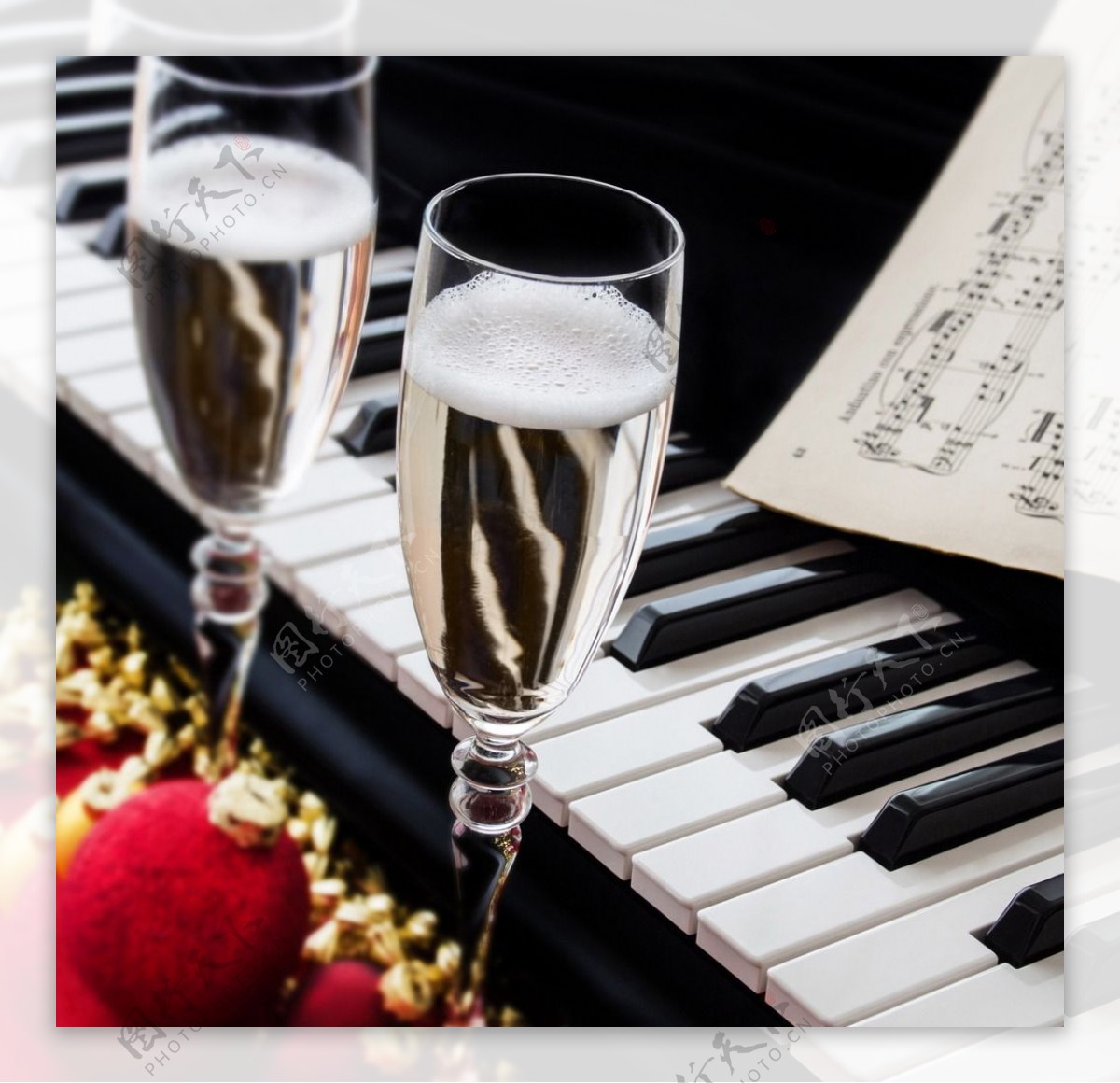 圣诞彩球钢琴香槟图片