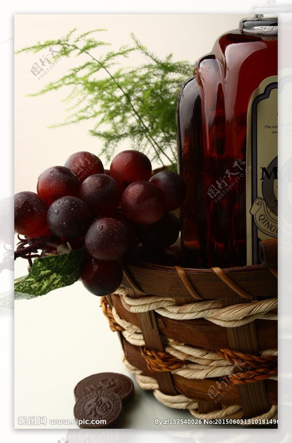 篮子里的洋酒与葡萄图片