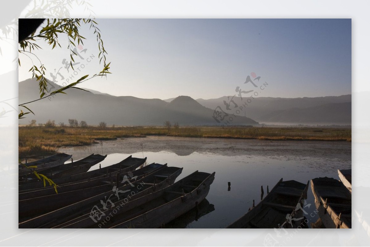 泸沽湖停靠在码头的猪槽船图片