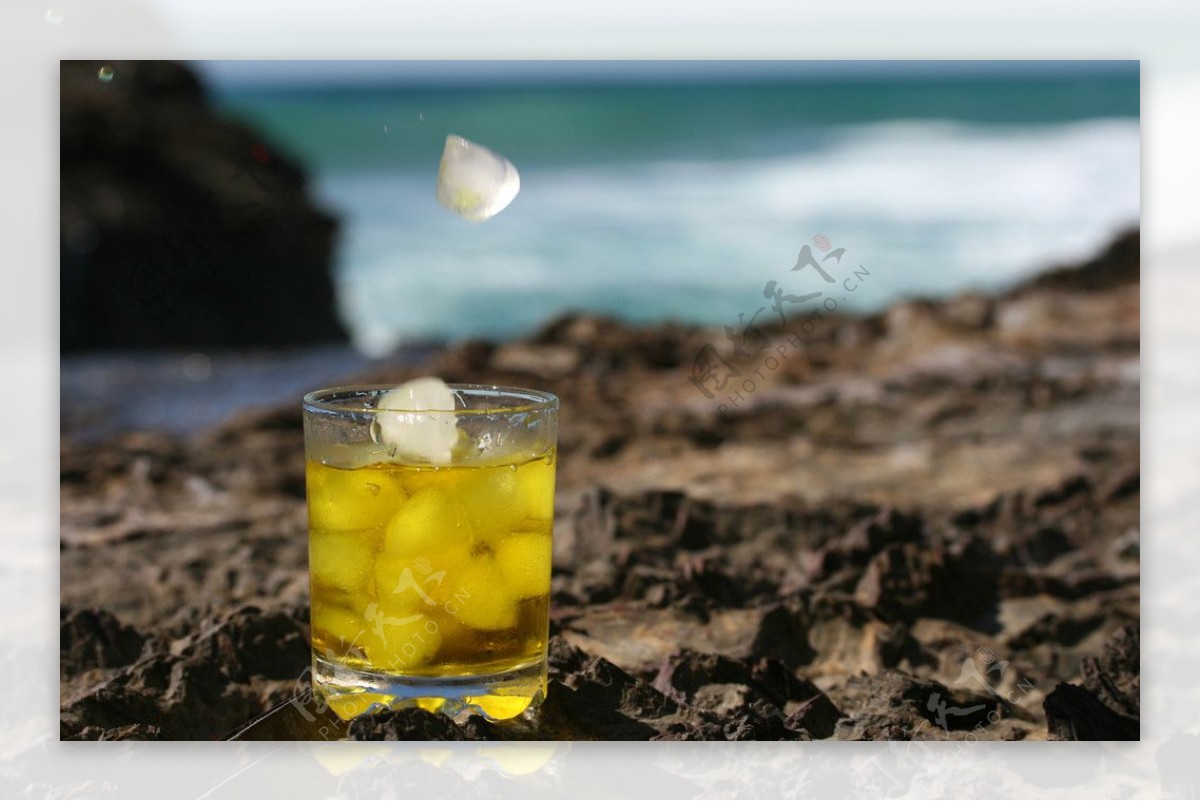 海边饮料饮料创意广告摄影图片
