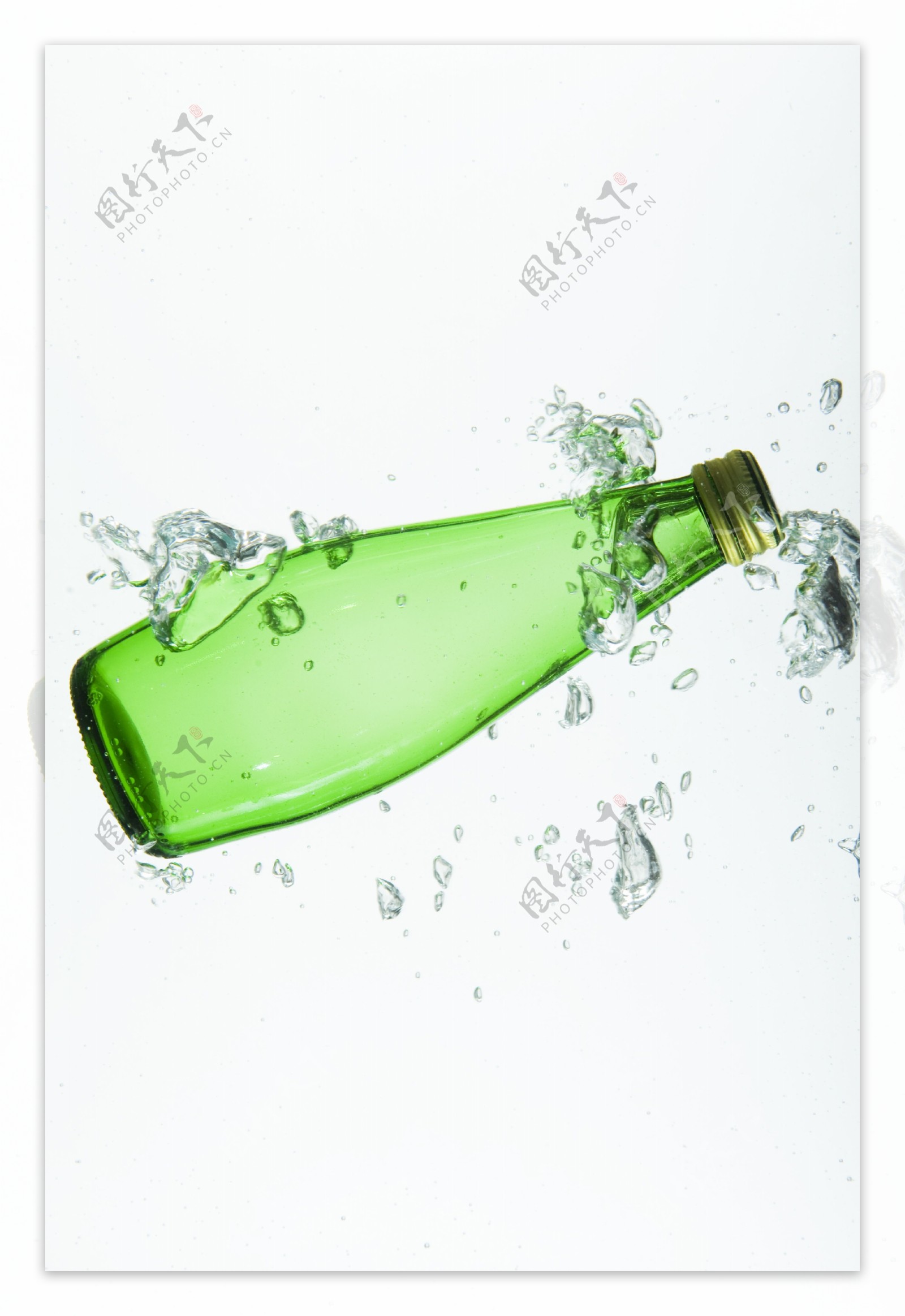 水中汽水瓶图片