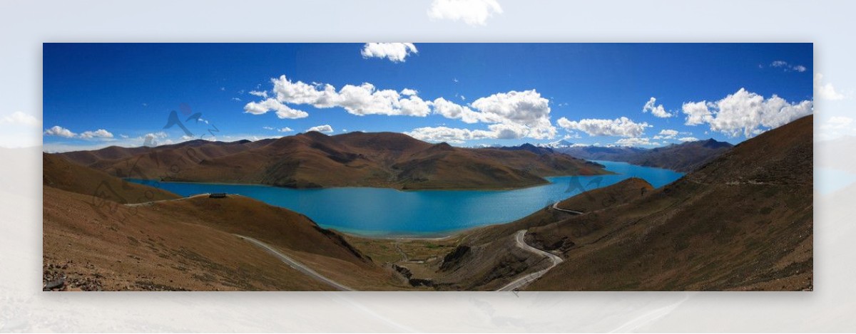 山中蔚蓝湖图片