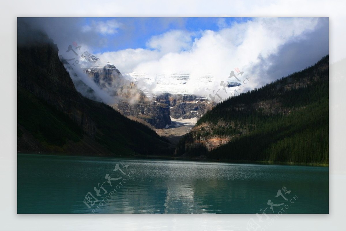 白云深山和蓝色的湖面图片