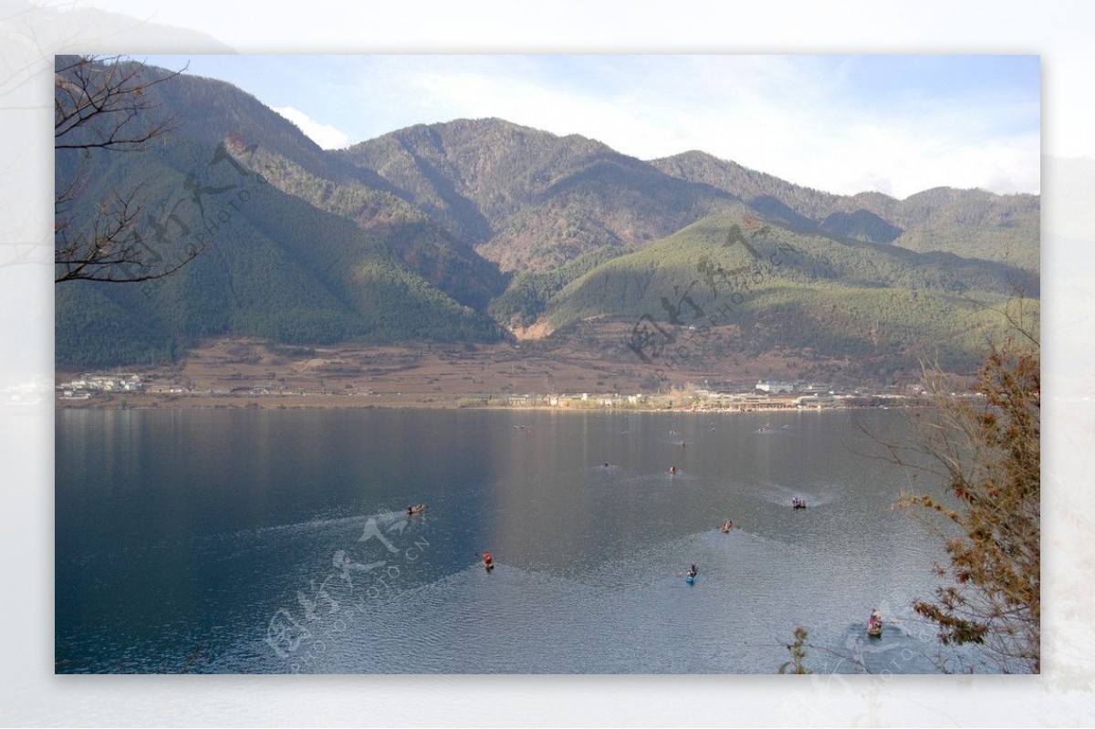 湖泊山水蓝天白云泸沽湖西昌湖水风景雪山沼泽旅游公路高清图片