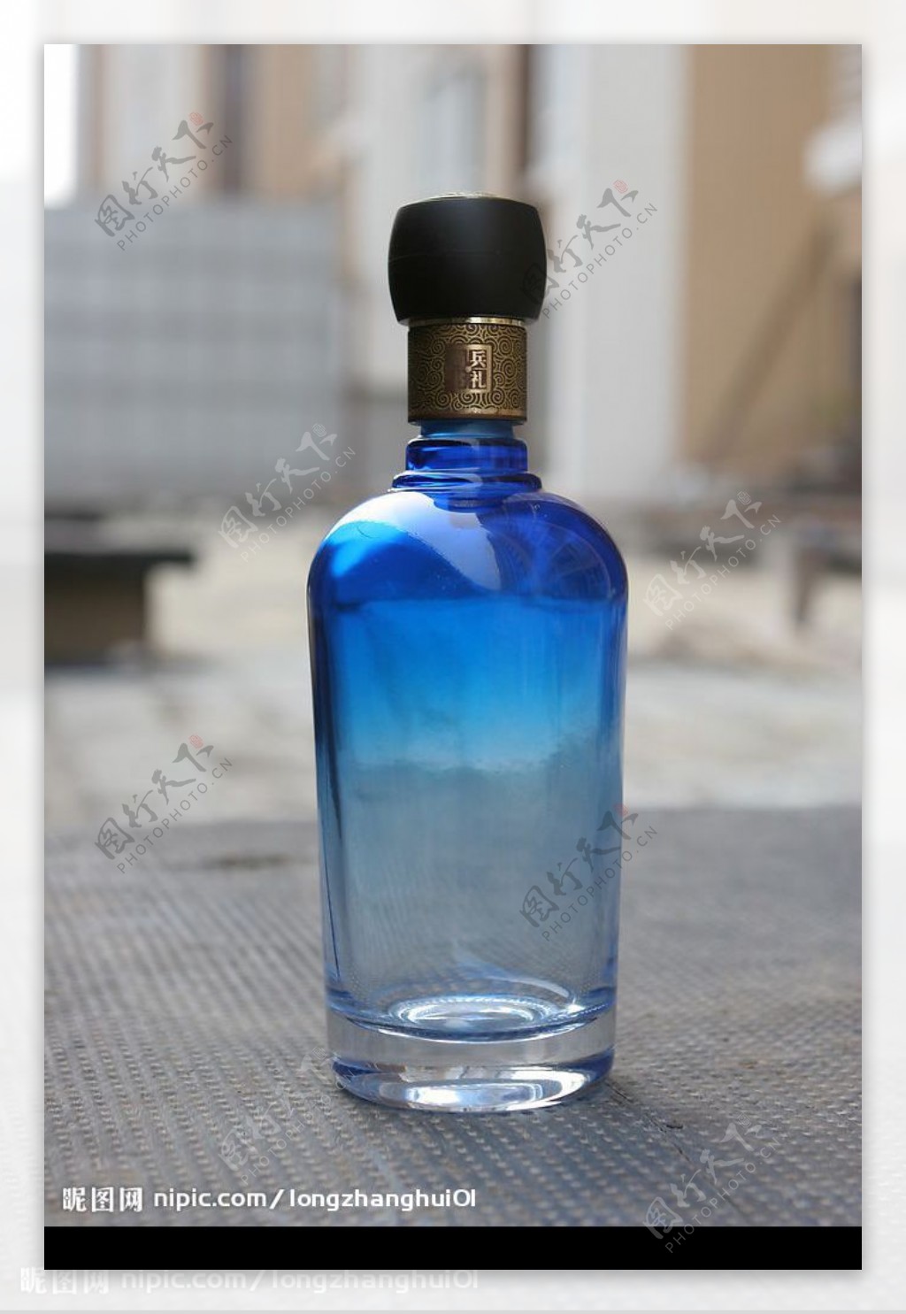 兰色的漂亮酒瓶图片