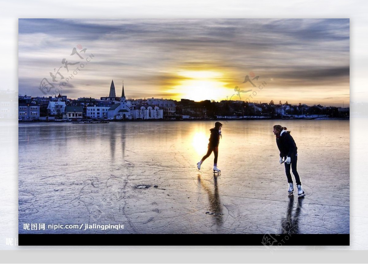 绚烂的城市湖面滑冰图片