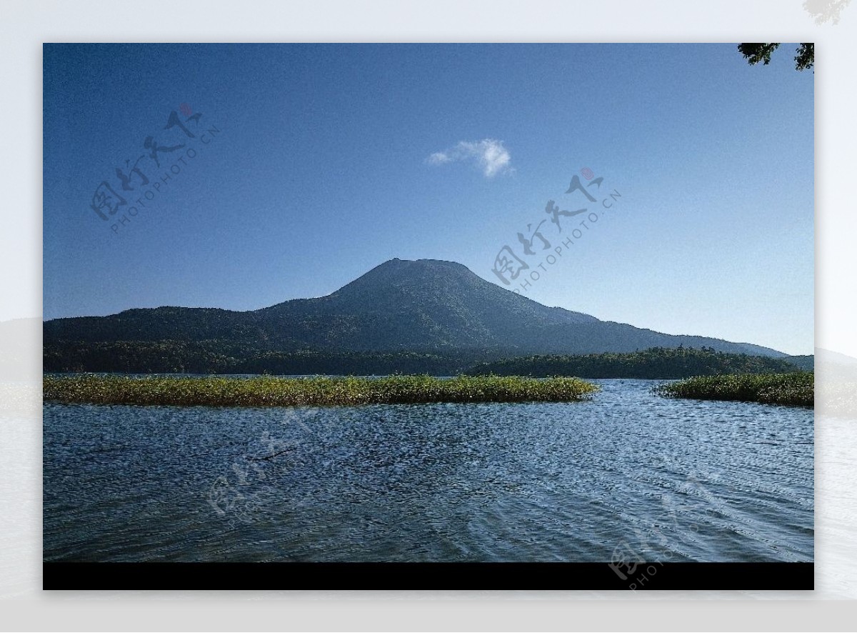山峰湖泊图片