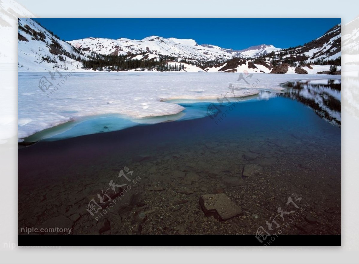 结冰的湖水图片
