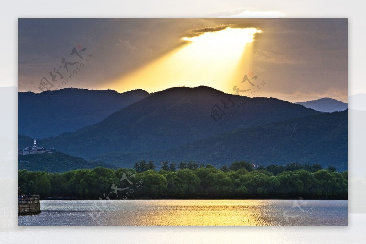 风景摄影水湖夕阳远山图片