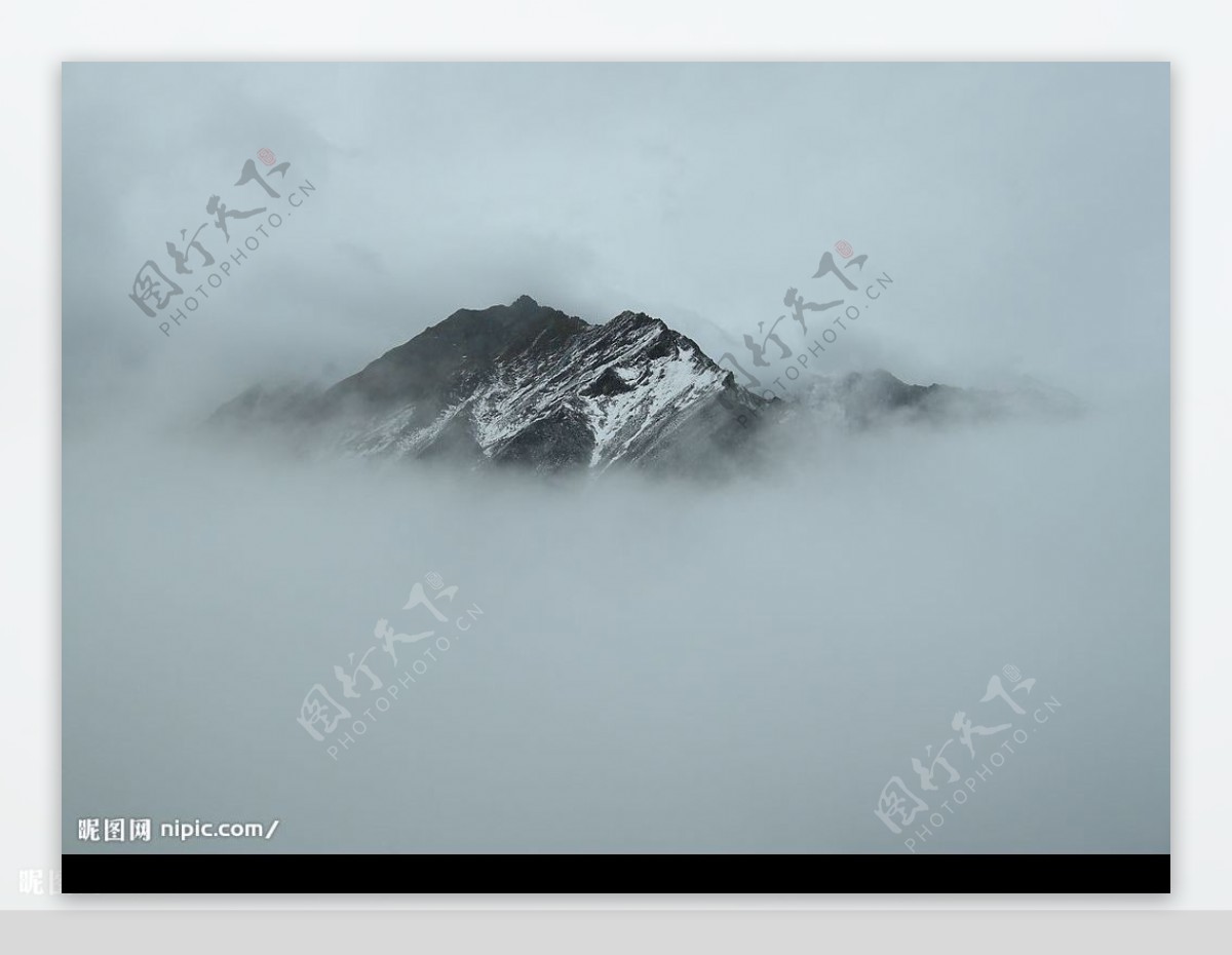 海螺沟雪山云雾阳光图片