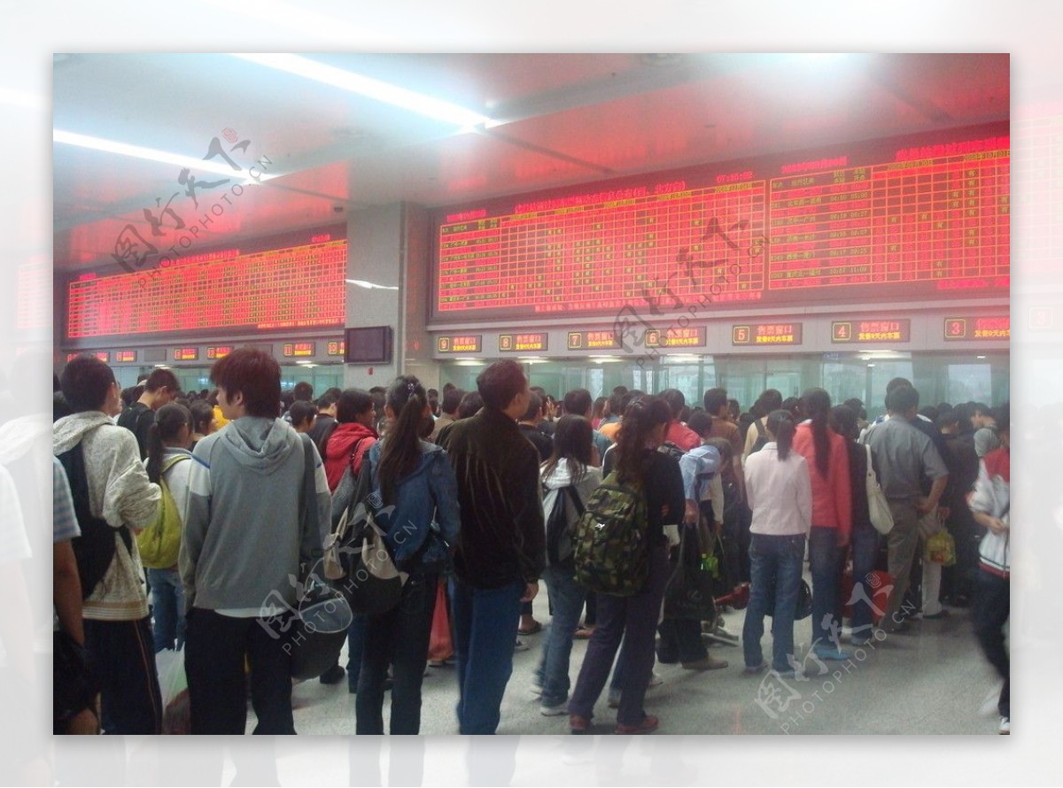 武昌火车站售票厅乘客图片