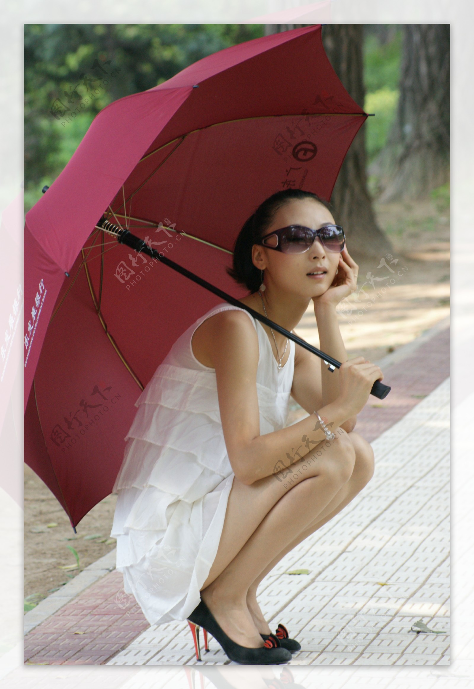 美女打伞图片
