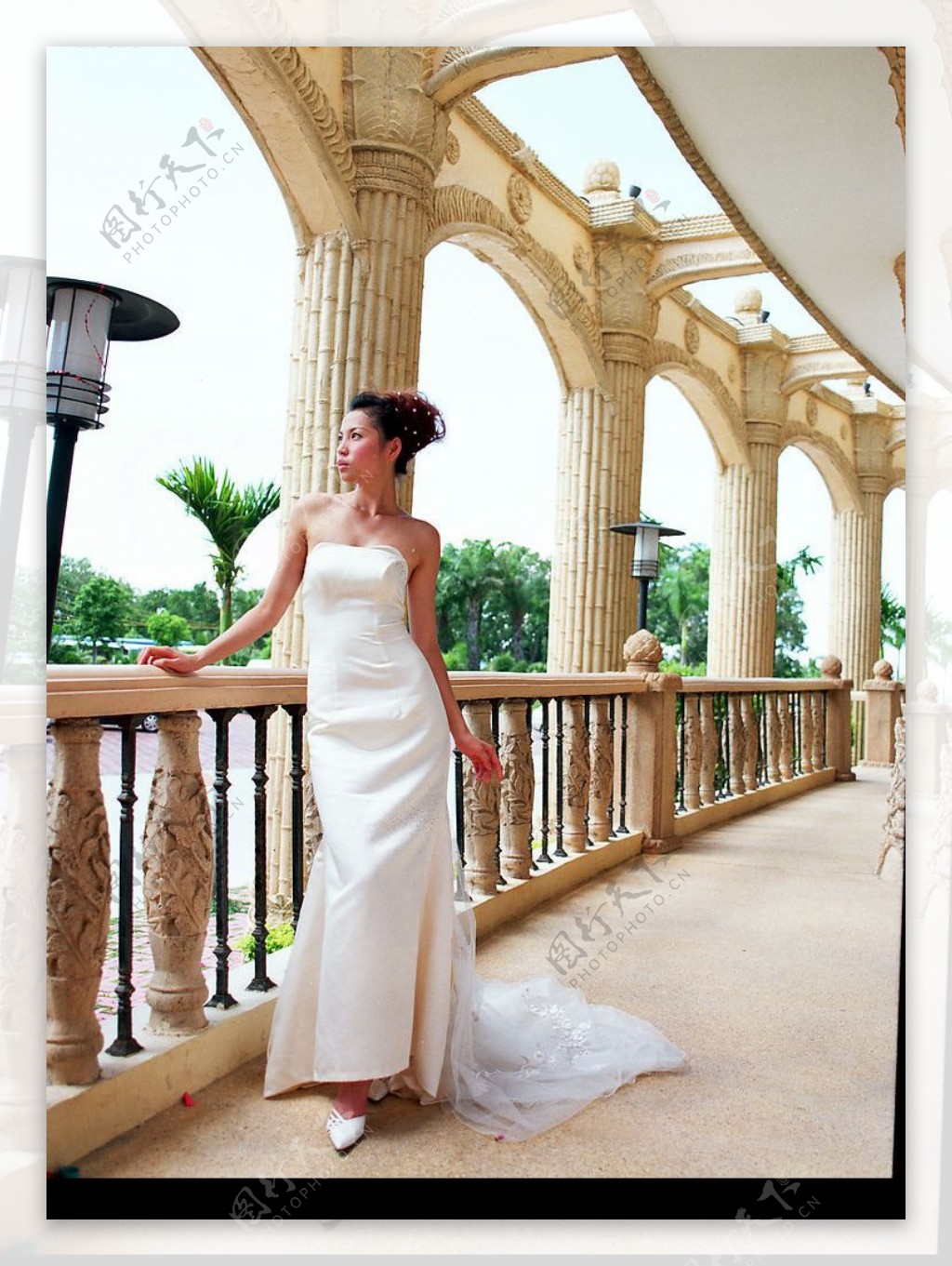 古典而时尚的婚纱漂亮新娘欧式宫殿下图片