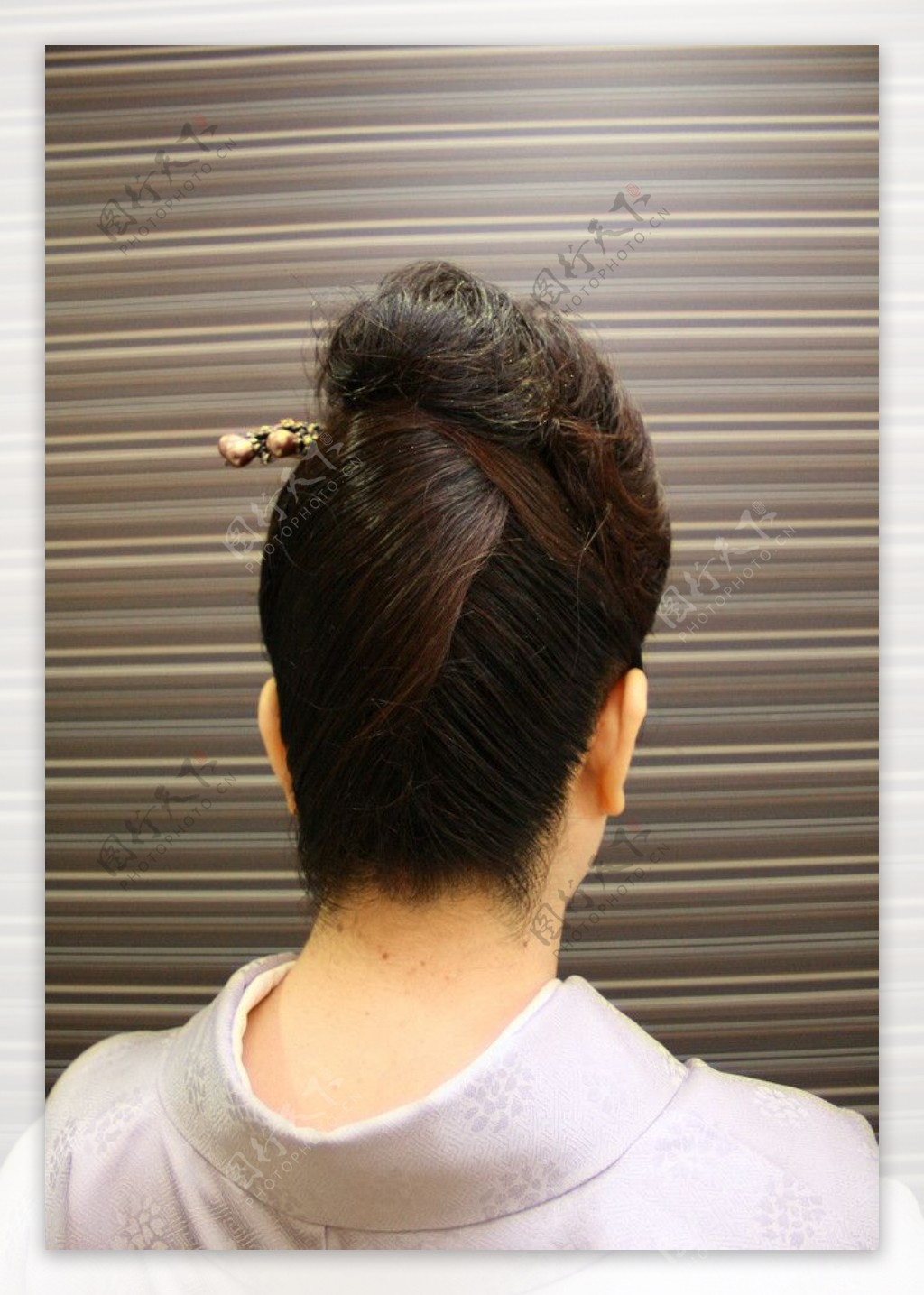 漂亮的女性后脑勺上带着新娘的发型照片摄影图片_ID:396463421-Veer图库