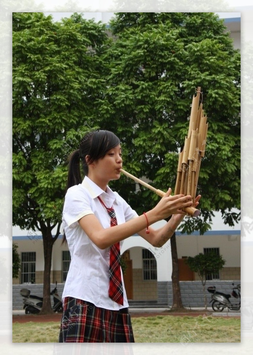 美女吹芦笙图片