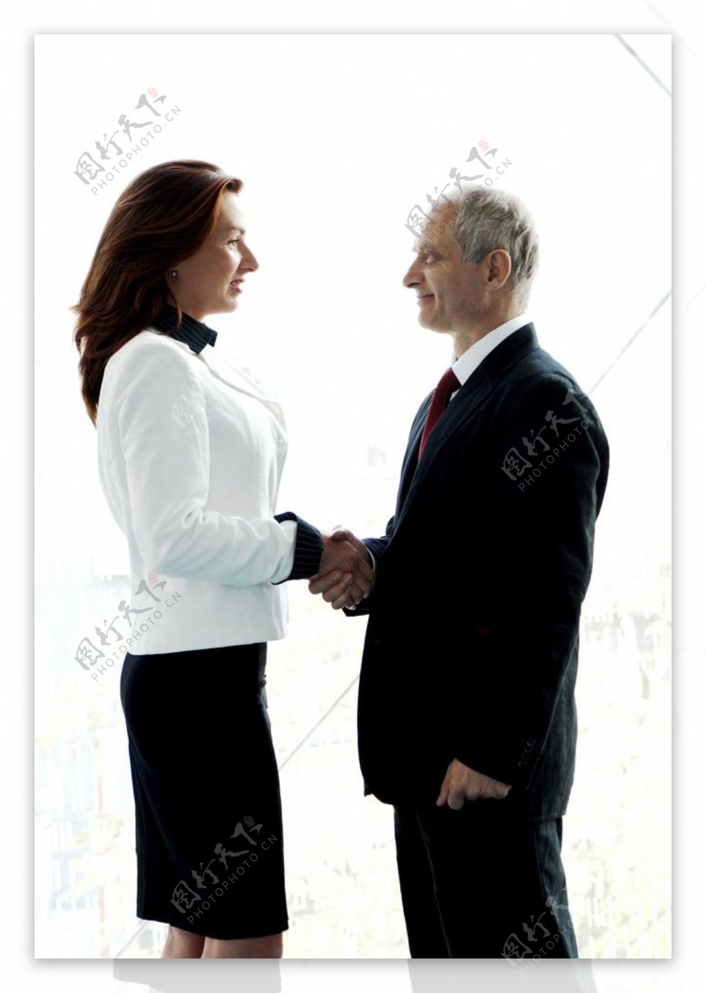握手合作成功的商务人物图片