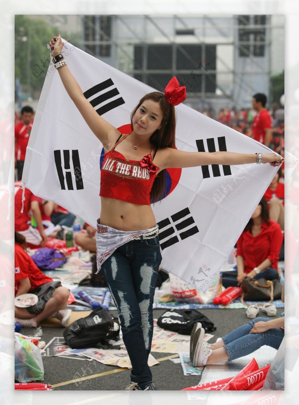 国足最美女粉丝!中国球迷1举动向日本学习-国际在线