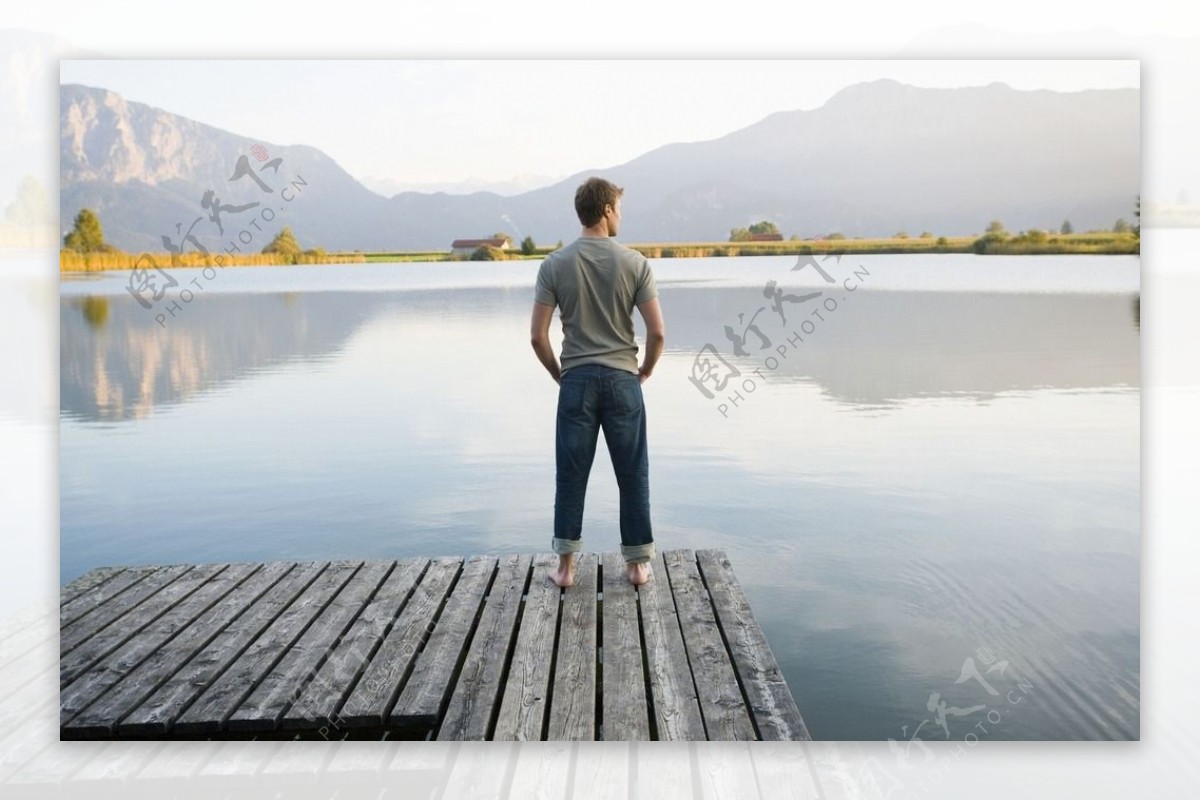 男人背景湖泊图片