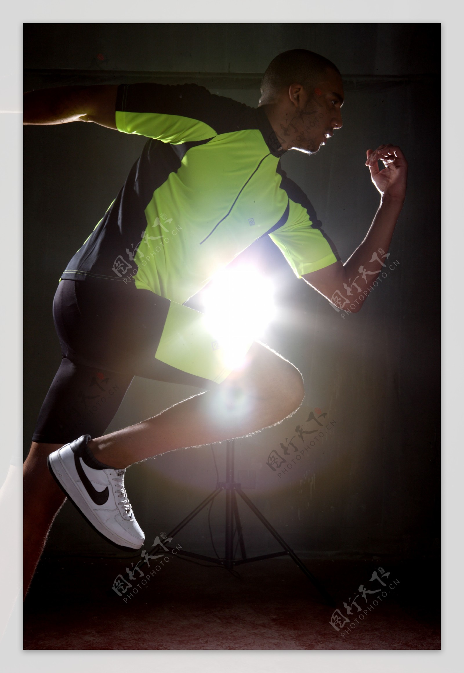 耐克光感跑步运动图片